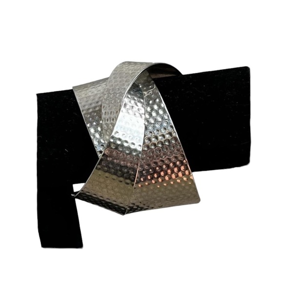 Gorgeous hammered silver wide cuff bracelet. - Picture 3 of 5